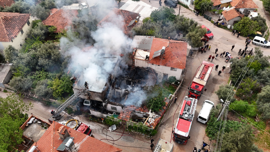 Antalya’da gecekondu yangını: Mahalleli 2 çocuğu kurtardı